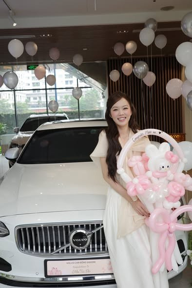 Mới đây, trên trang cá nhân, cô nàng Tiktoker xinh đẹp Mèo Trái Đất đã chia sẻ những hình ảnh rạng rỡ trong buổi lễ bàn giao xe tại showroom. Với dòng trạng thái đầy tự hào: “Một cột mốc nho nhỏ nữa cho năm 2025. Trộm vía Mèo iu đã hoàn thành tất cả mục tiêu cho năm 2025”, nữ creator hạnh phúc chia sẻ thành quả sau 1 năm cố gắng làm việc. (Ảnh: FBNV)