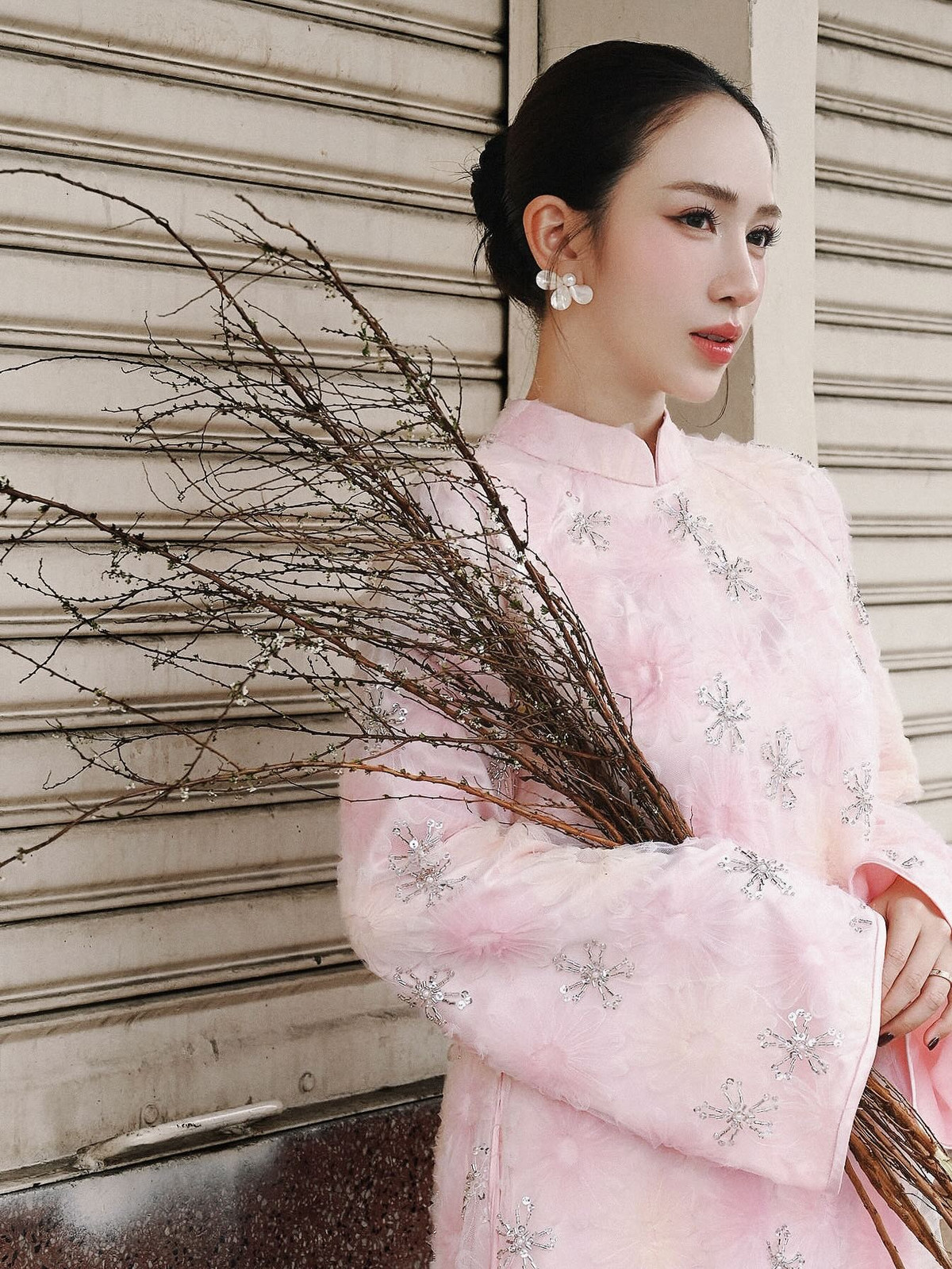 Dù bận rộn chăm sóc "đội quân nhí" với đủ nếp đủ tẻ, ái nữ nhà Minh Nhựa vẫn dành thời gian trau dồi phong cách cá nhân. Cô không ngần ngại thử nghiệm nhiều layout khác nhau, từ sang trọng, hiện đại đến những bộ ảnh đậm chất truyền thống như dịp Tết năm nay. (Ảnh: IGNV)