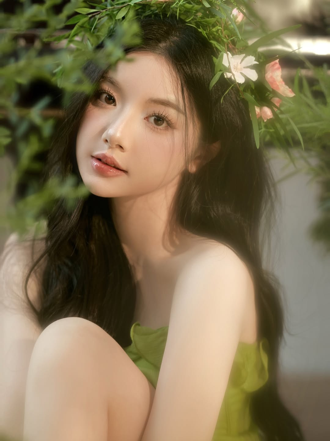 Trong loạt ảnh mới, Quỳnh Trương xuất hiện với diện mạo vô cùng lạ mắt nhưng đầy sức cuốn hút. Thay vì hình ảnh trẻ trung, năng động khi thực hiện các clip ẩm thực, cô nàng hóa thân thành một nàng thơ lạc giữa rừng sâu. (Ảnh: IGNV)