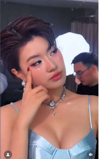 Màu son môi tự nhiên, cùng cách trang điểm tạo khối nhẹ nhàng giúp gương mặt cô nàng thêm phần sắc sảo và cuốn hút. (Ảnh: IGNV)