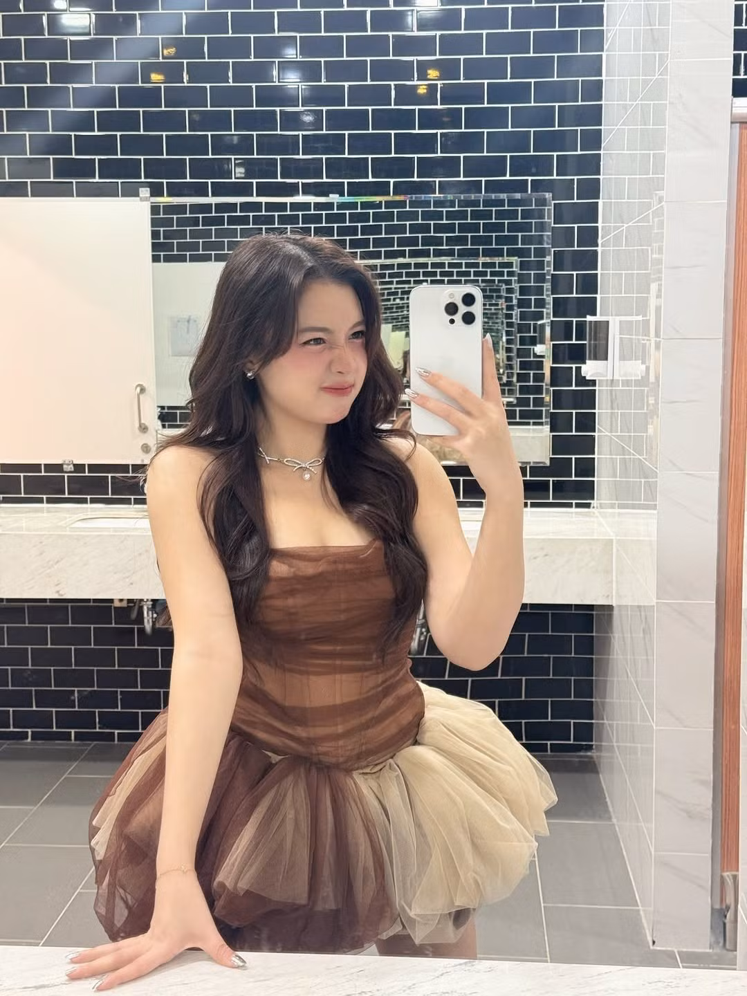 Nữ MC từng chia sẻ, để có thể hoàn thành tốt vai trò của mình, cô đã phải tập luyện và chuẩn bị rất kỹ lưỡng, đặc biệt là khi đứng trên sân khấu quốc tế. (Ảnh: IGNV)