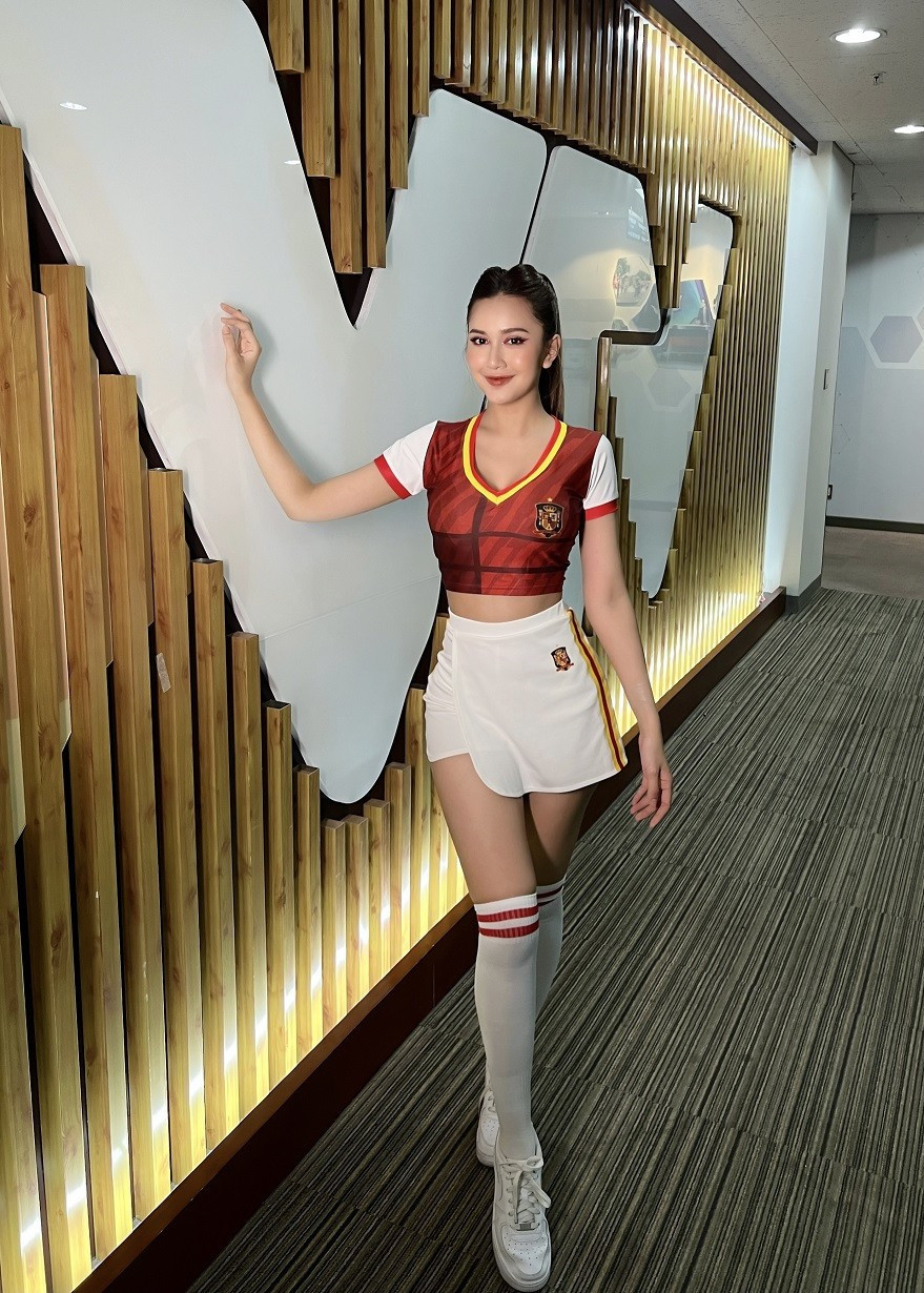 Trong dàn mỹ nhân bước ra từ chương trình "Nóng cùng World Cup 2022", Đỗ Thị Thùy Linh là một trong những cái tên để lại ấn tượng mạnh mẽ nhất. Không chỉ thu hút bởi sự am hiểu bóng đá, cô nàng còn khiến cộng đồng mạng "đứng ngồi không yên" bởi nhan sắc xinh đẹp và vóc dáng chuẩn mẫu. (Ảnh: FBNV)