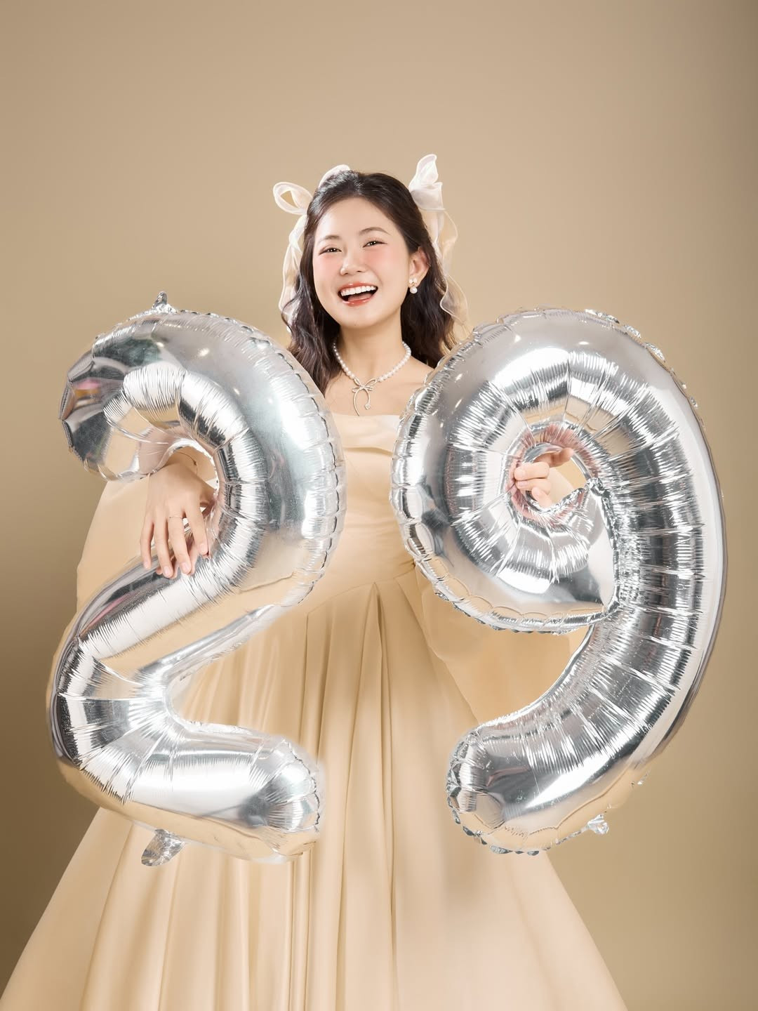 Chiếc bánh kem trắng tinh khôi đính vương miện, tượng trưng cho một "nàng công chúa" tự tin và độc lập. (Ảnh: IGNV)