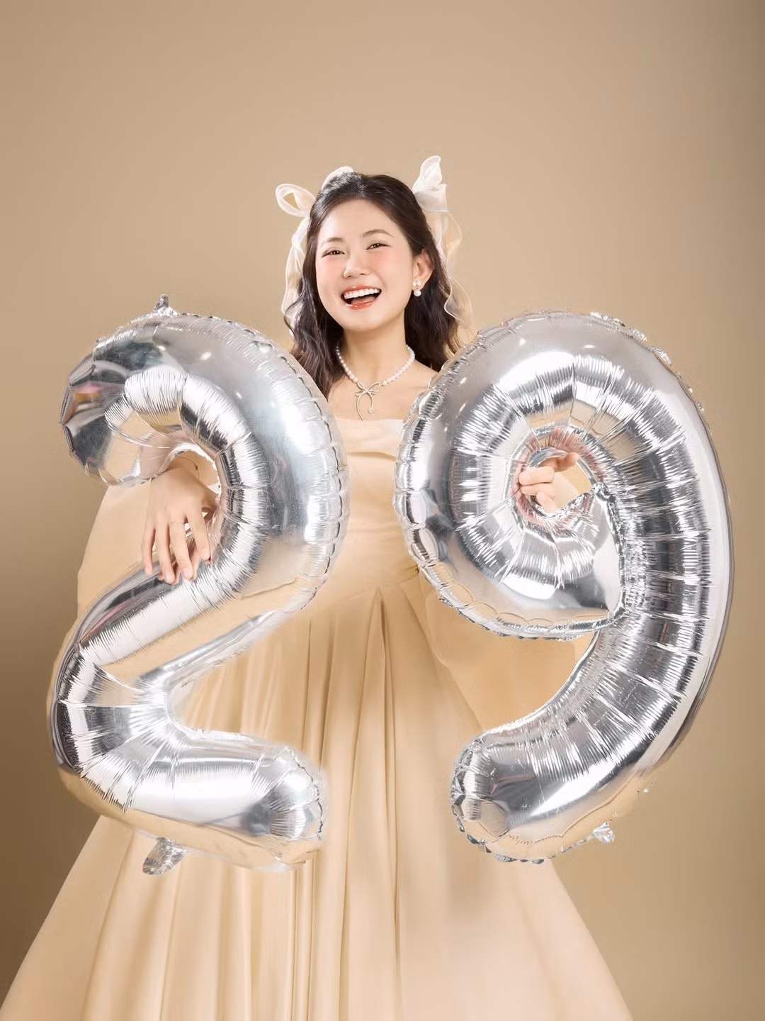 Chiếc bánh kem trắng tinh khôi đính vương miện, tượng trưng cho một "nàng công chúa" tự tin và độc lập. (Ảnh: IGNV)