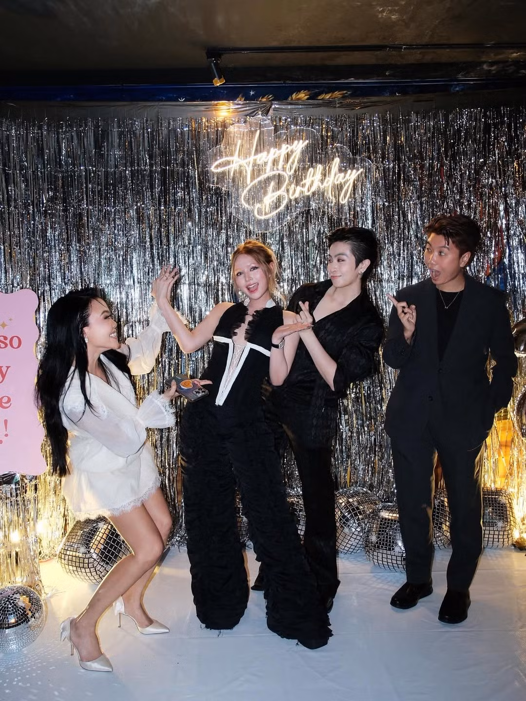 Ở dưới bộ ảnh bữa tiệc sinh nhật, Xoài Non nhanh chóng nhận được “cơn mưa lời khen” từ khán giả. Nhiều người cho rằng bước sang tuổi mới, Xoài Non ngày càng chững chạc, mặn mà và trưởng thành hơn trong cả phong cách lẫn suy nghĩ.(Ảnh: IGNV)