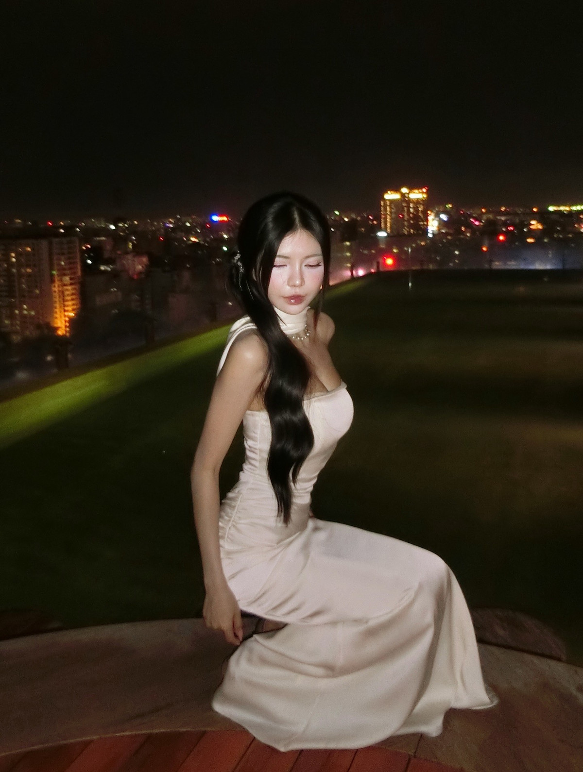 Mái tóc đen dài, óng ả được tạo kiểu nhẹ nhàng cùng phụ kiện lấp lánh, kết hợp với phong cách trang điểm nhẹ nhàng nhưng nổi bật, càng làm tăng thêm vẻ đẹp thần tiên tỷ tỷ của cô. (Ảnh: IGNV)