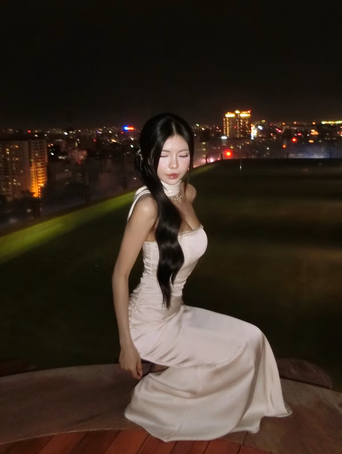 Mái tóc đen dài, óng ả được tạo kiểu nhẹ nhàng cùng phụ kiện lấp lánh, kết hợp với phong cách trang điểm nhẹ nhàng nhưng nổi bật, càng làm tăng thêm vẻ đẹp thần tiên tỷ tỷ của cô. (Ảnh: IGNV)