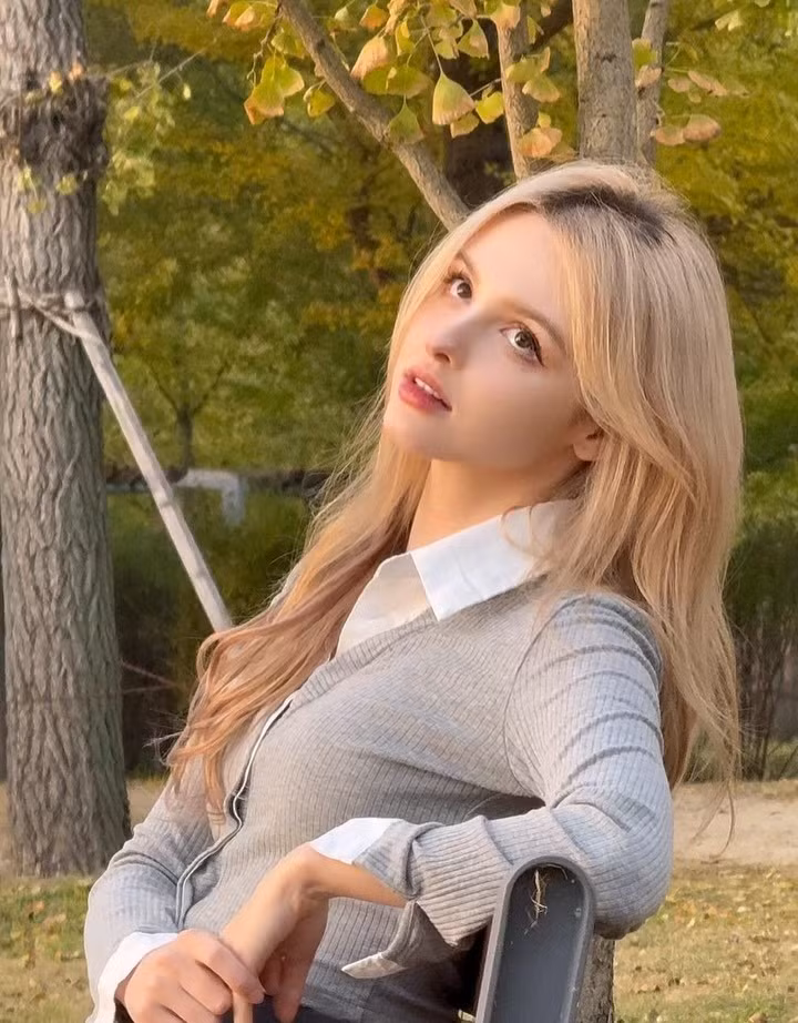 Trong bộ ảnh này, cô nàng diện trang phục đơn giản nhưng tôn dáng gồm áo len cardigan lửng màu xám nhạt khoác ngoài áo sơ mi trắng, kết hợp với quần short cùng tông màu xám, cùng đôi boots đế cao cá tính. (Ảnh: IGNV)