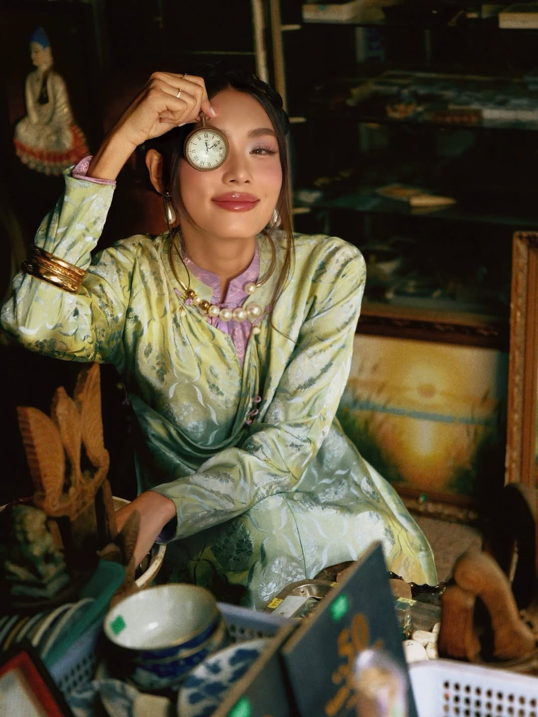 Trong bộ ảnh đầu tiên, Thảo Nhi Lê đưa khán giả ngược dòng thời gian trở về với một Việt Nam đầy ký ức. Cô nàng viết trên trang cá nhân: "Em như cô gái giữ xuân, giữa đời tấp nập vẫn gần Tết xưa". (Ảnh: IGNV)