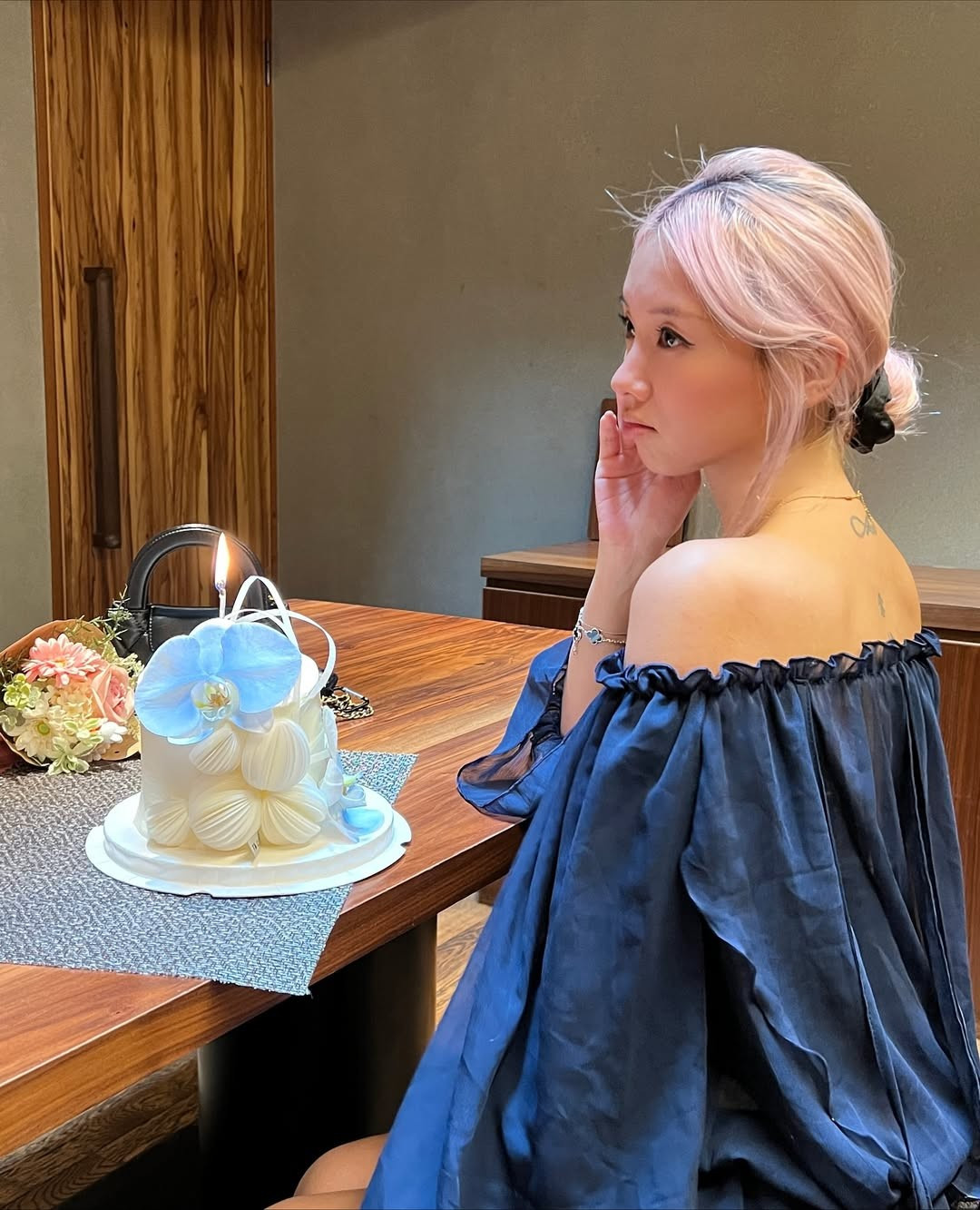 Nữ streamer 9x này luôn biết cách tận dụng lợi thế về hình thể và gương mặt xinh đẹp, cùng gu thời trang đậm chất "cool girl" để duy trì sức hút trên mạng xã hội. (Ảnh: IGNV)