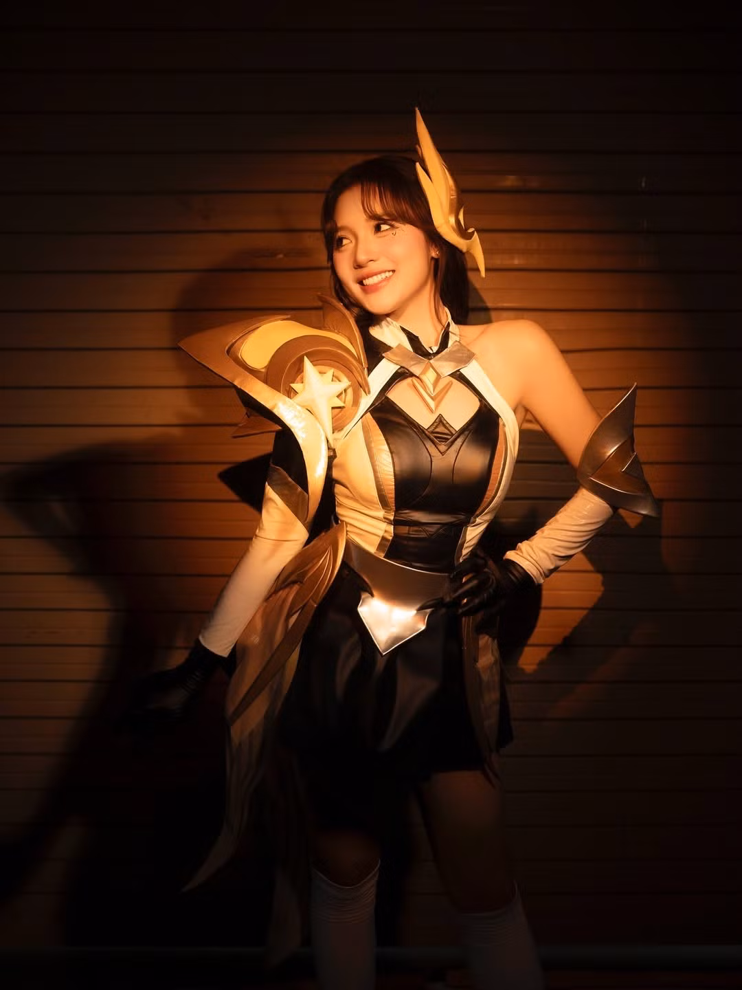 Không còn là những bộ cánh lịch thiệp hay trang phục dạ hội thường thấy, MC Phương Thảo đã khiến người hâm mộ đứng ngồi không yên khi hóa thân thành Yena - Thần Sứ Kiều Diễm. (Ảnh: IGNV)