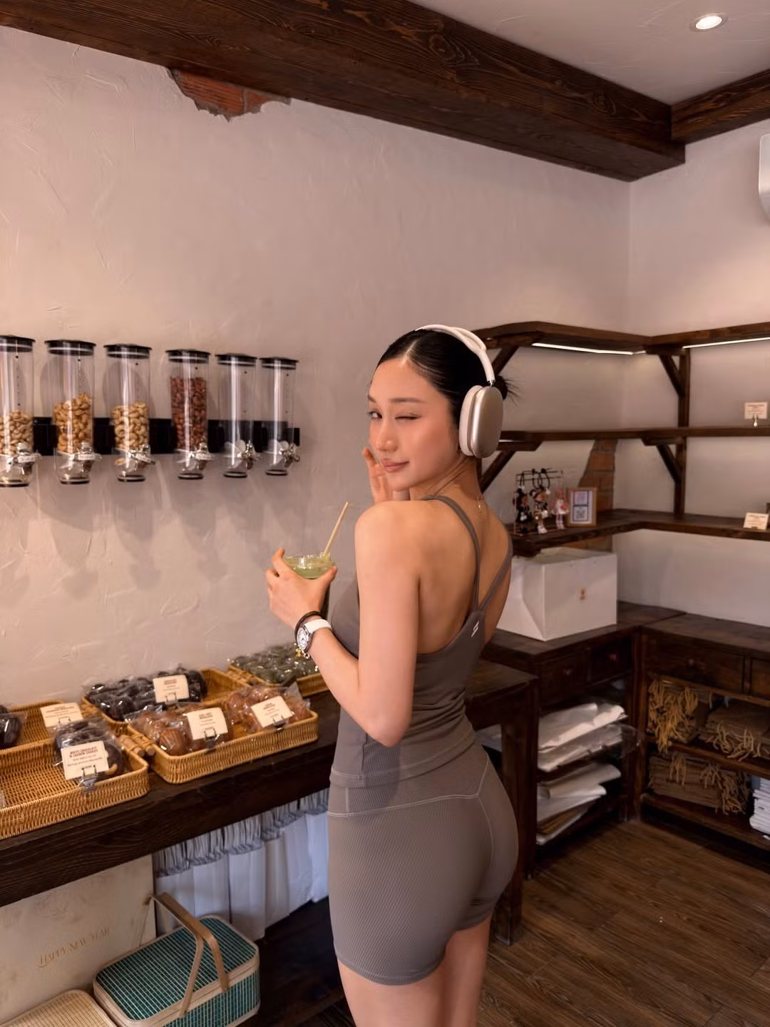 Sự thay đổi diện mạo này có lẽ chỉ là một "phép màu" của ánh sáng và tông da olive đặc trưng, giúp cô nàng trông đa dạng và cuốn hút hơn trong mắt công chúng. (Ảnh: IGNV)