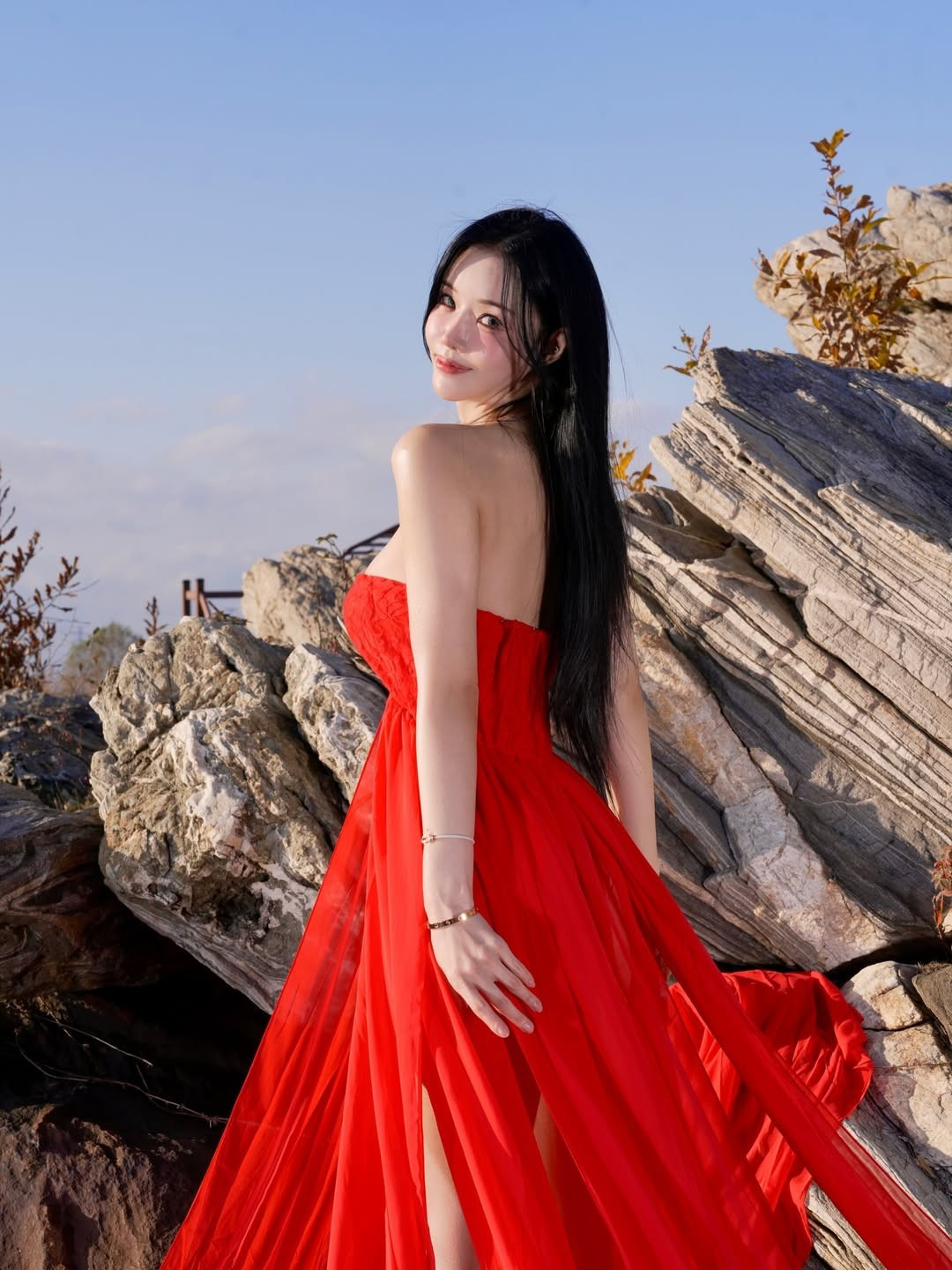 Cô cũng là một KOL (người có ảnh hưởng) với lượng fan hâm mộ khổng lồ trên mạng xã hội nhờ phong cách đa dạng, từ mạnh mẽ, năng động đến ngọt ngào, quyến rũ. (Ảnh: @minhanna)