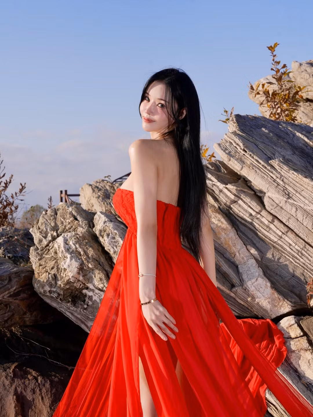 Cô cũng là một KOL (người có ảnh hưởng) với lượng fan hâm mộ khổng lồ trên mạng xã hội nhờ phong cách đa dạng, từ mạnh mẽ, năng động đến ngọt ngào, quyến rũ. (Ảnh: @minhanna)