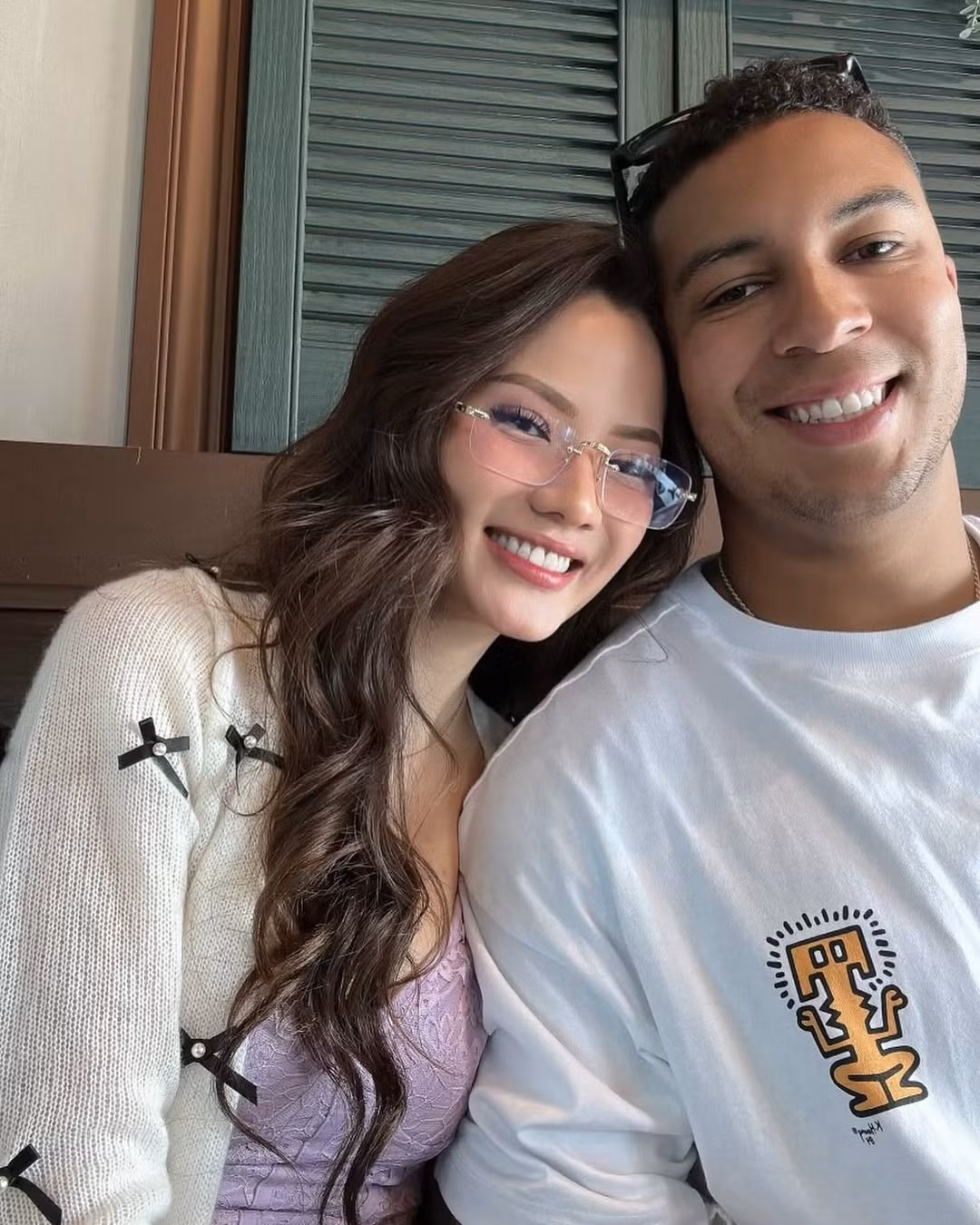 Thời khắc định mệnh đến khi cả hai gặp nhau tại một sự kiện âm nhạc. Lúc đó, Thảo vừa ký hợp đồng hai năm với một công ty quản lý người mẫu tại Los Angeles - cơ hội vàng mà bao cô gái mơ ước. Nhưng tình yêu đến thật bất ngờ và mãnh liệt.