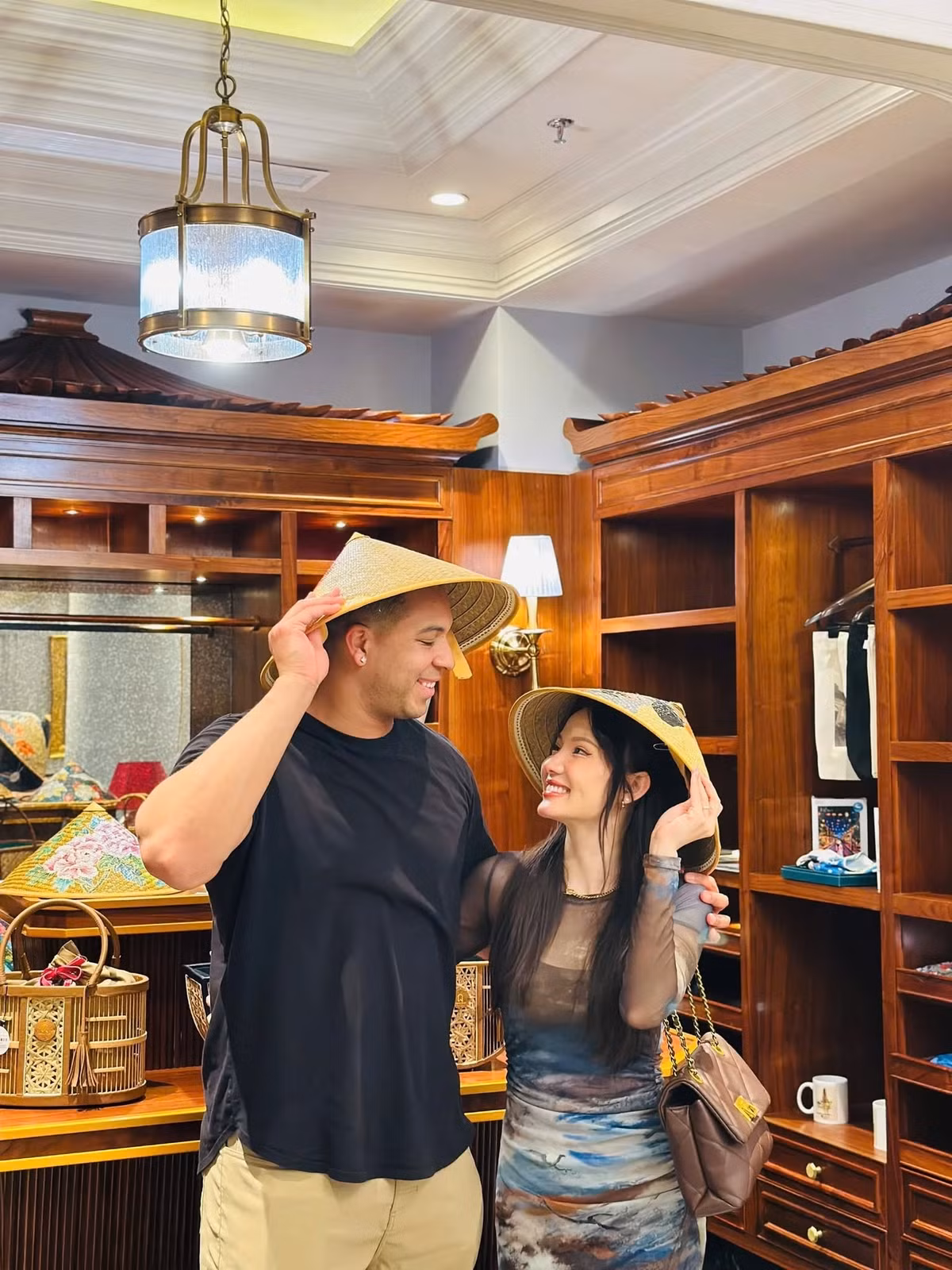 Câu chuyện tình yêu của Trae Carter-Wells bắt đầu như một kịch bản phim Hollywood đích thực. Năm 2014, cô gái trẻ Ngọc Thảo từ miền Tây nước Việt sang Mỹ với ước mơ chinh phục giấc mơ Mỹ. Cô làm nhiều công việc, từ dịch vụ đến giải trí, và cuối cùng trở thành DJ.