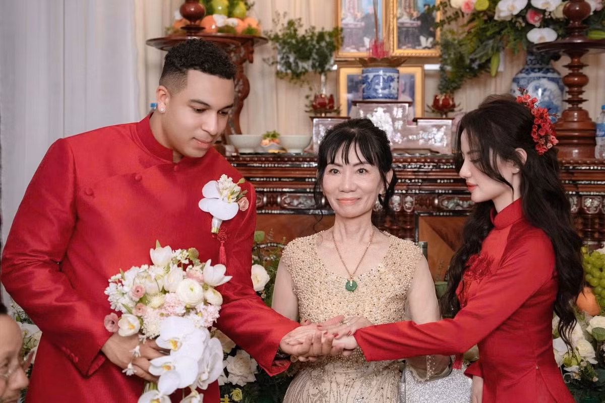 Đôi tay run rẩy cầm chiếc điện thoại, giọng nói còn ngọng nghịu nhưng đầy chân thành: "Thưa ba, thưa mẹ. Con cảm ơn ba mẹ và gia đình đã yêu thương con..." Đoạn video chỉ hơn 1 phút nhưng khiến người xem cũng phải cảm thấy xúc động.