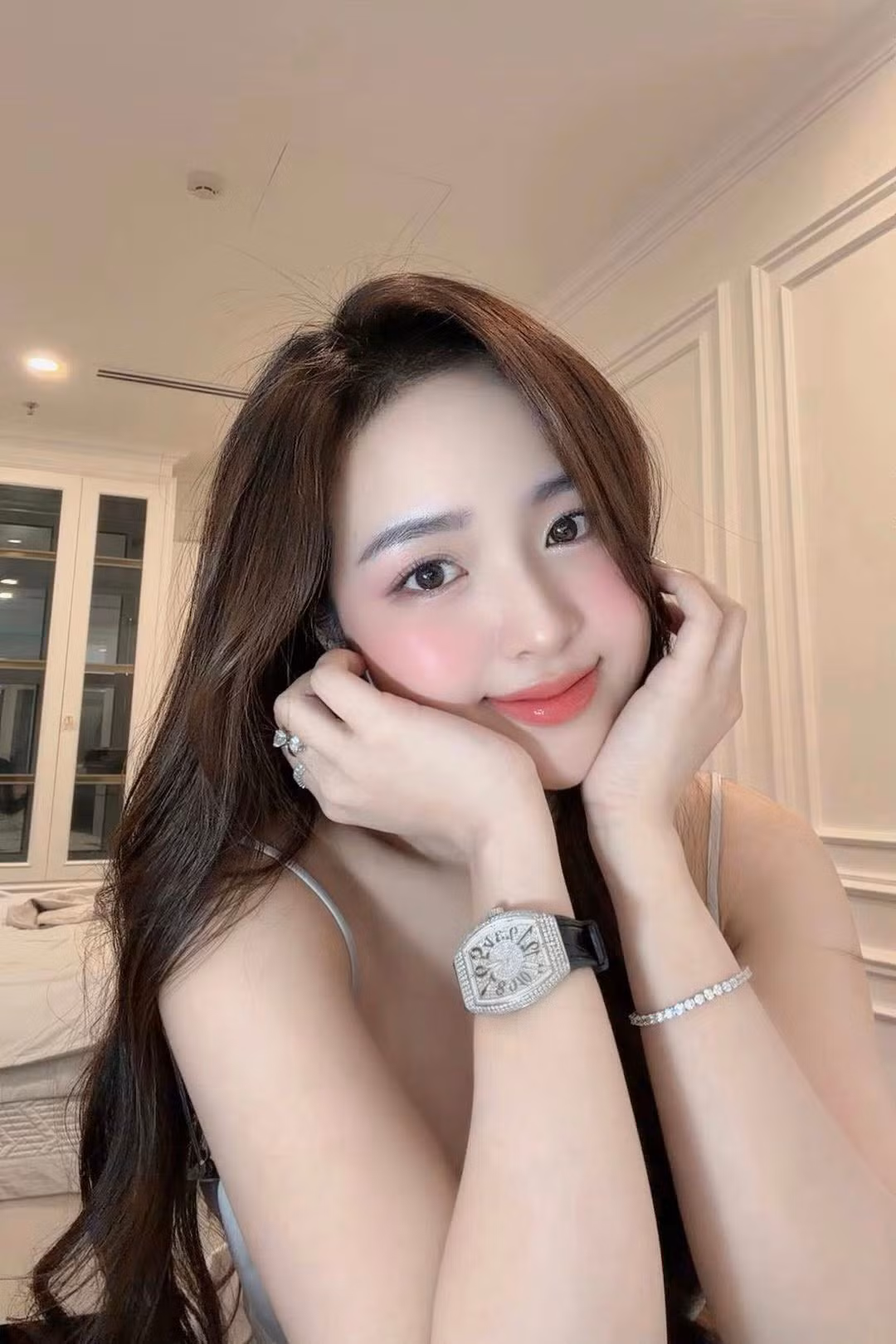 Ở phần bình luận, nhiều người đã dùng những lời khen có cánh để ngợi khen cho nhan sắc xinh đẹp, cuốn hút của cô nàng. (Ảnh: FBNV)