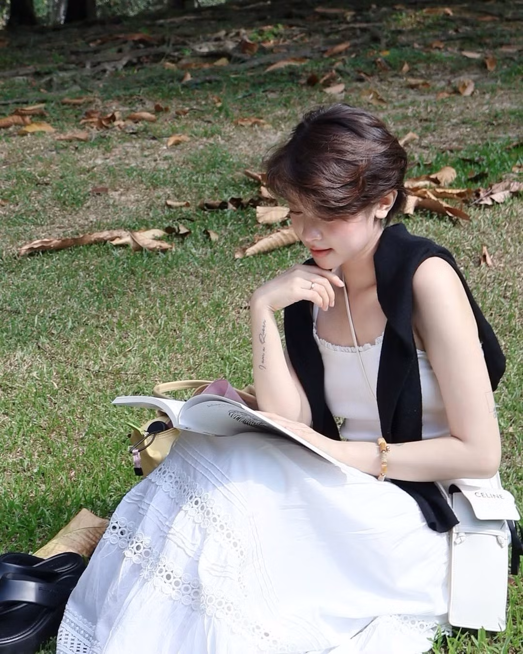 Sự giản đơn này chính là tuyên ngôn phong cách rất riêng: không cần cầu kỳ để thu hút, chỉ cần đúng chất là đủ cuốn.