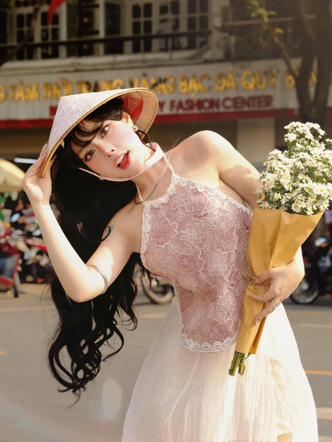 Khi không khí Tết 2026 đang len lỏi khắp các con phố, "nàng thơ" Bảo Khuyên Susan đã nhanh chóng bắt nhịp đường đua nhan sắc. Không chọn những bộ áo dài truyền thống kín cổng cao tường, cô nàng gây ấn tượng khi kết hợp trang phục vừa mang nét cổ điển vừa có hơi thở hiện đại. (Ảnh: IGNV)