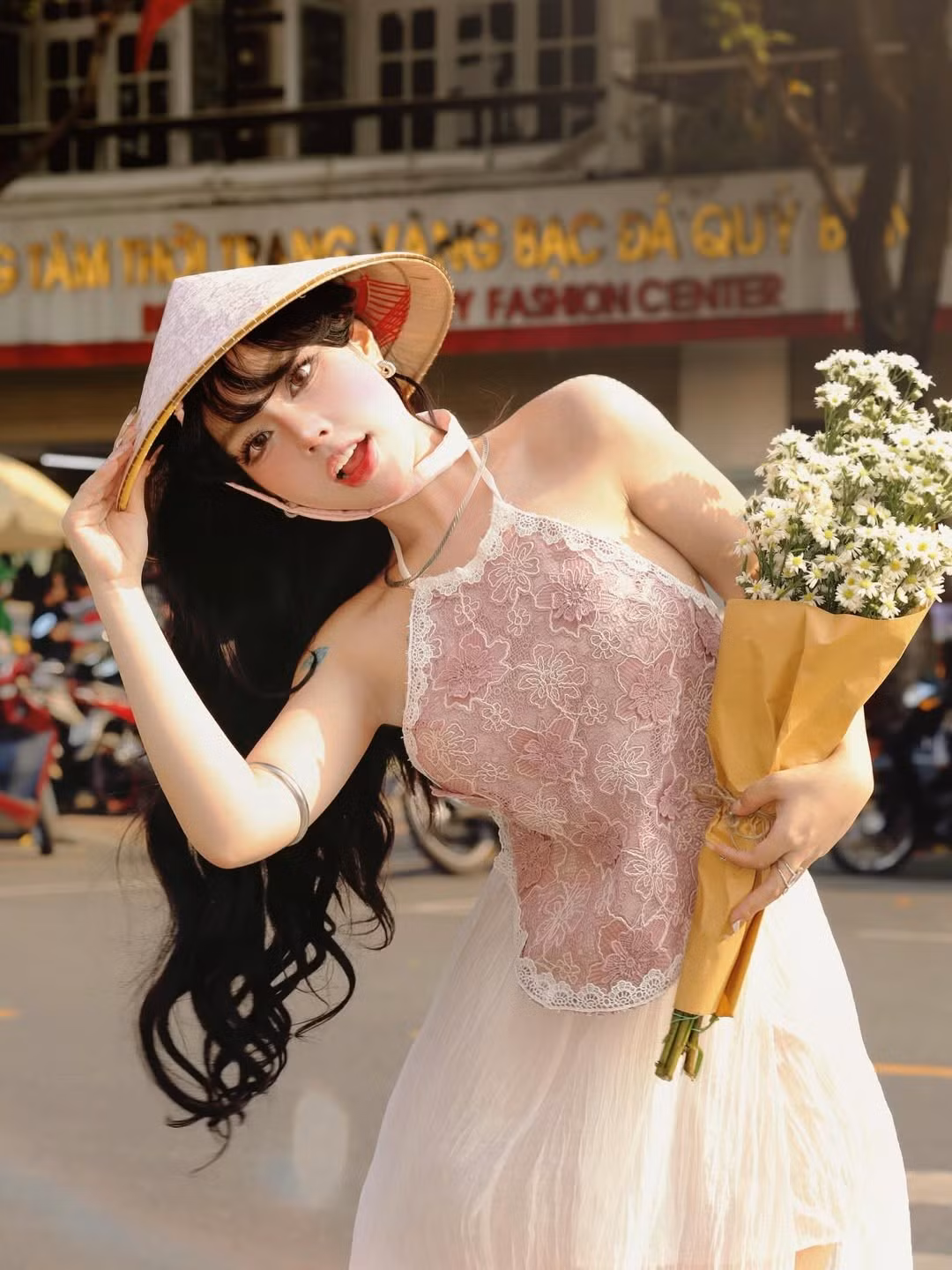 Khi không khí Tết 2026 đang len lỏi khắp các con phố, "nàng thơ" Bảo Khuyên Susan đã nhanh chóng bắt nhịp đường đua nhan sắc. Không chọn những bộ áo dài truyền thống kín cổng cao tường, cô nàng gây ấn tượng khi kết hợp trang phục vừa mang nét cổ điển vừa có hơi thở hiện đại. (Ảnh: IGNV)