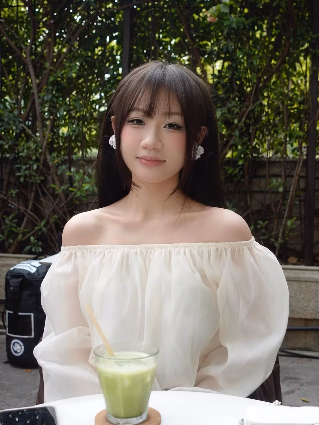 Mái tóc dài thẳng mượt, kết hợp cùng mái bằng được cắt tỉa khéo léo là "thương hiệu" của Hoàng Lan Anh. Khi xõa tóc, bờ vai trần cũng được khoe một cách ý nhị hơn.(Ảnh IGNV)