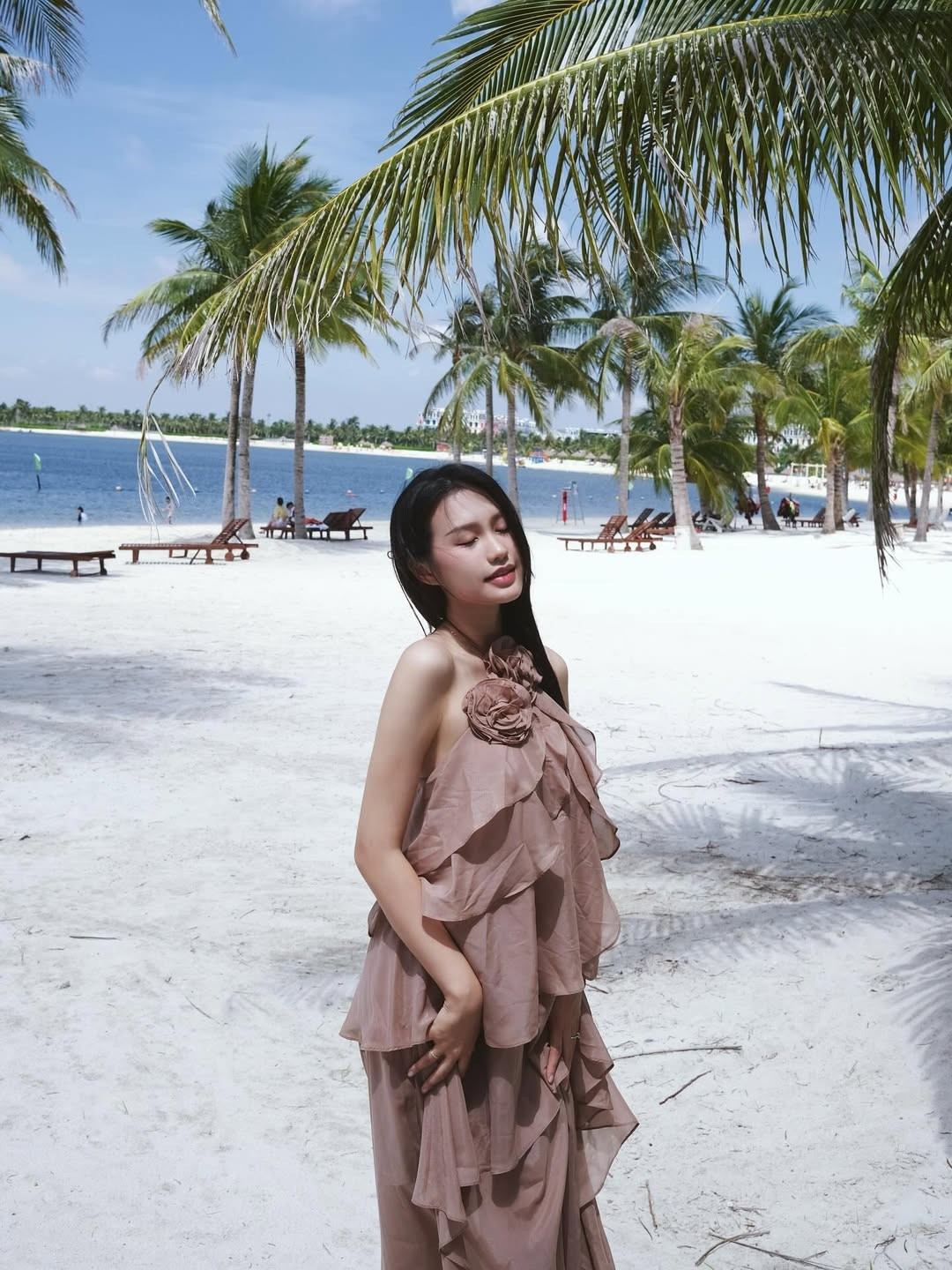 Điểm nhấn là chi tiết hoa đính nổi ở phần ngực, vừa tạo sự nữ tính, vừa giúp tôn lên bờ vai thon thả và làn da trắng mịn của cô.