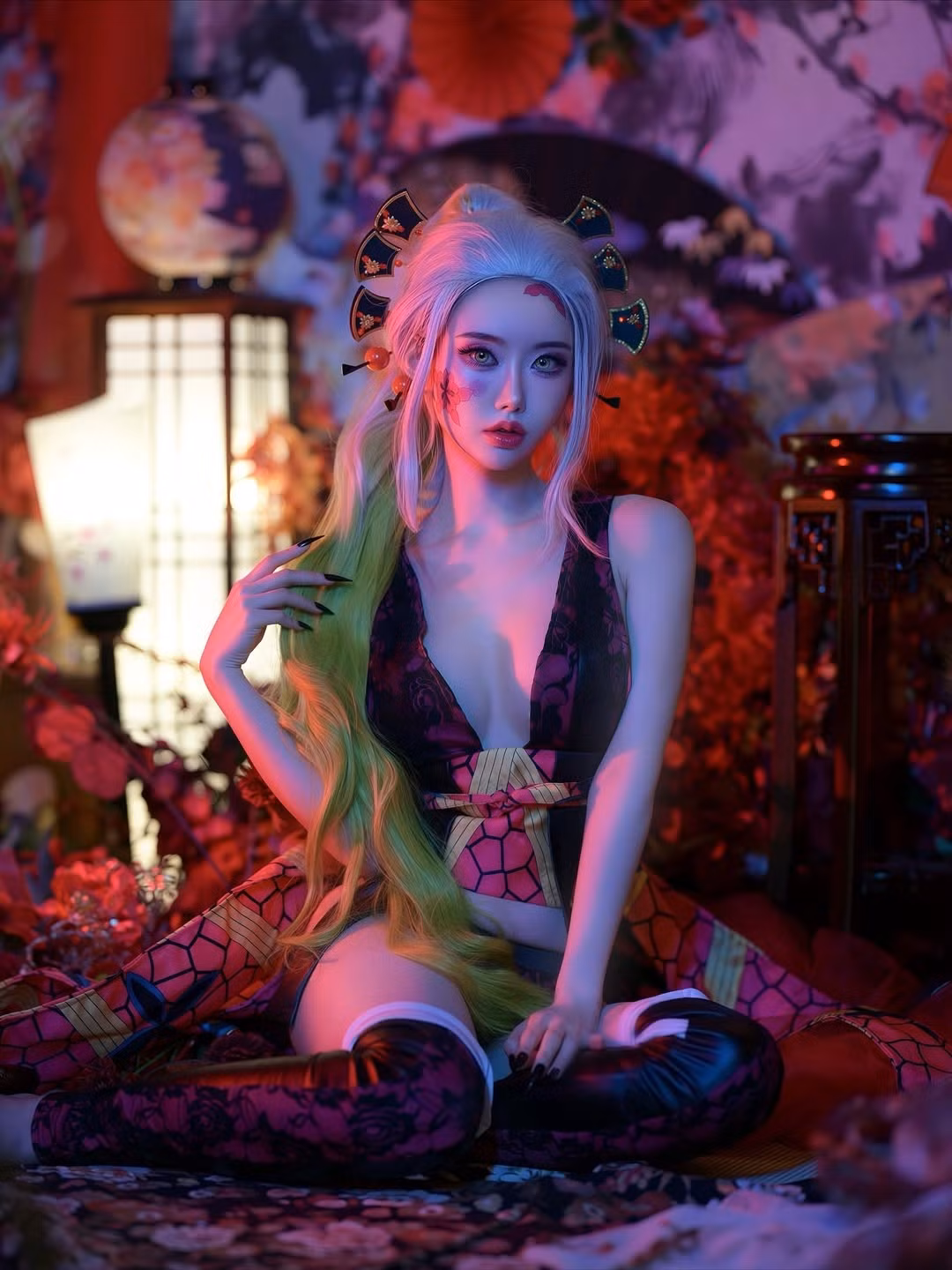 Với ngoại hình nổi bật và sự chuyên nghiệp trong từng nét tạo dáng, Do Yuri đã mang đến một phiên bản Daki vừa chuẩn nguyên tác, vừa có nét quyến rũ riêng, khiến fan hâm mộ của Thanh Gươm Diệt Quỷ không ngừng xuýt xoa. (Ảnh: IGNV)