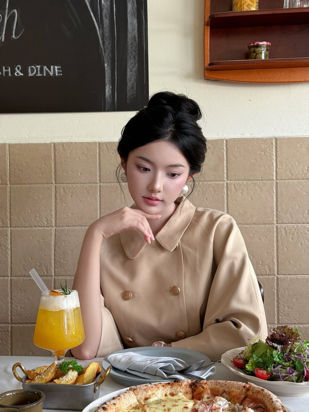 Cô nàng ưa chuộng những thiết kế nữ tính, có chút bánh bèo nhưng luôn được tiết chế để giữ lại vẻ thanh lịch. Những bộ váy tweed sang chảnh, áo blouse điệu đà hay những set đồ tiểu thư chính là "vũ khí" giúp Quỳnh luôn nổi bật. (Ảnh: IGNV)