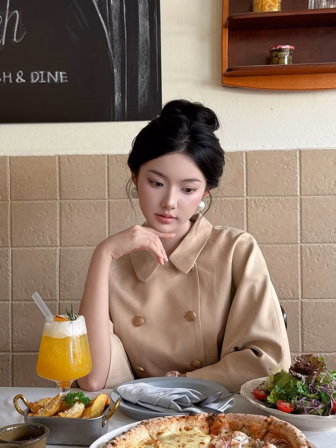 Cô nàng ưa chuộng những thiết kế nữ tính, có chút bánh bèo nhưng luôn được tiết chế để giữ lại vẻ thanh lịch. Những bộ váy tweed sang chảnh, áo blouse điệu đà hay những set đồ tiểu thư chính là "vũ khí" giúp Quỳnh luôn nổi bật. (Ảnh: IGNV)