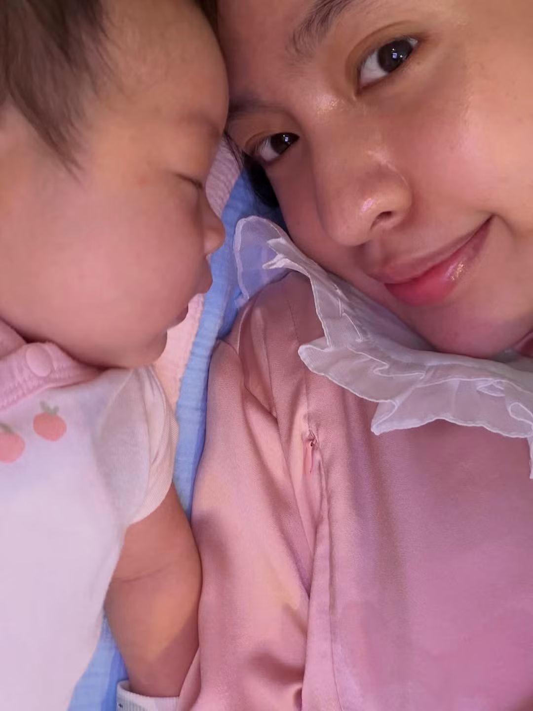 Kèm theo loạt ảnh, Trần Thanh Tâm đã có những tâm sự chân thành về hành trình hơn 1 tháng làm mẹ của mình. Cô chia sẻ: "Hơn 1 tháng kể từ ngày có Bún bên cạnh, cuộc sống của mẹ thay đổi nhiều đến mức đôi khi mẹ cũng không kịp nhận ra. Mọi thứ đến thật nhanh, thật mới, nhưng lạ lắm... mẹ không thấy sợ, chỉ thấy thương và trân quý cuộc đời này hơn rất nhiều."(Ảnh: IGNV)