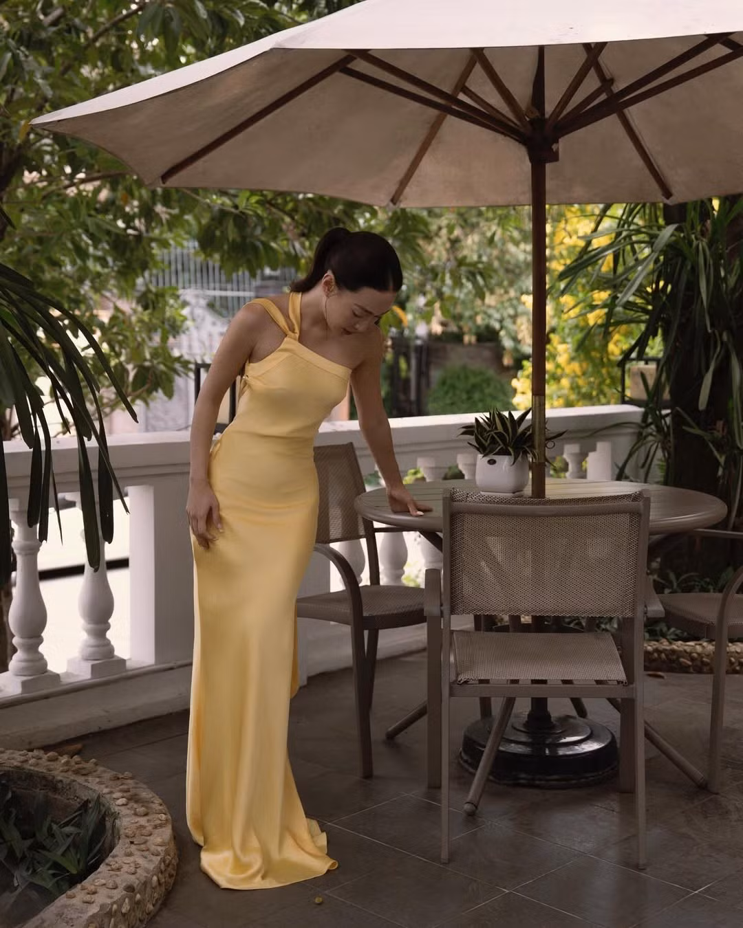 Trong bộ ảnh, SunHT diện một chiếc đầm lụa màu vàng rực rỡ, thiết kế hở lưng đầy tinh tế, tôn lên vóc dáng mảnh mai và tấm lưng trần nuột nà, gợi cảm. (Ảnh: IGNV)