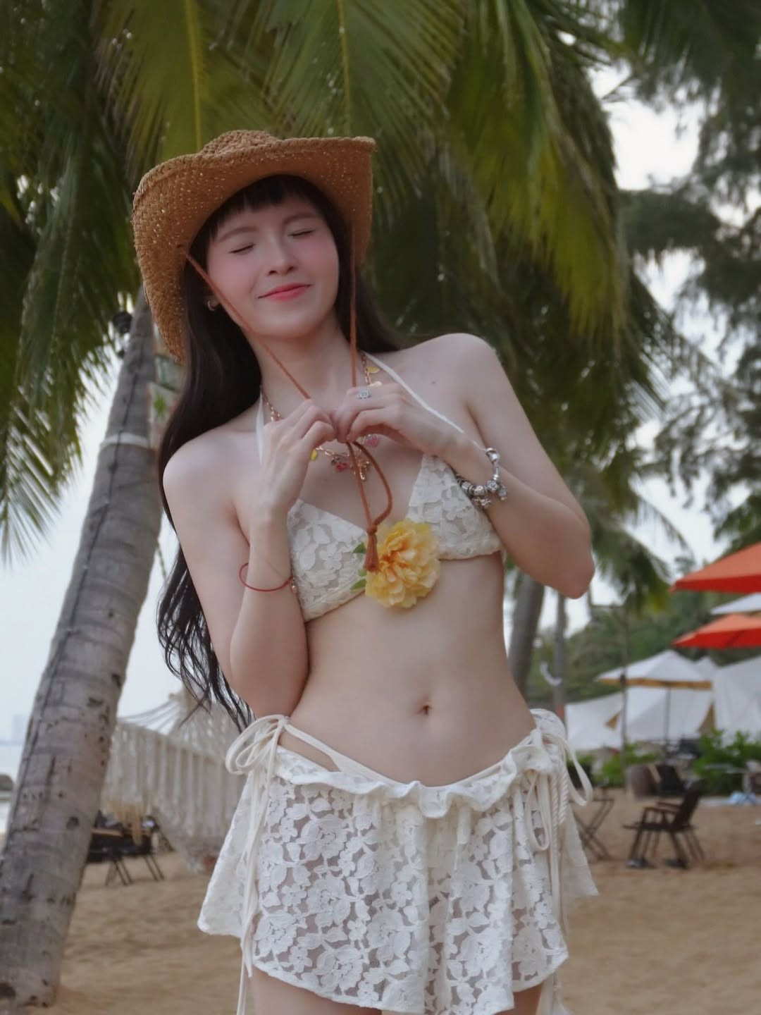 Mới đây, cô nàng vừa đăng tải loạt ảnh check-in ở bãi biển như một lời chào tạm biệt mùa hè rực rỡ năm nay. Loạt ảnh nhanh chóng thu hút sự chú ý của cộng đồng mạng nhờ vẻ đẹp vừa dịu dàng, vừa quyến rũ của cô. (Ảnh: IGNV)