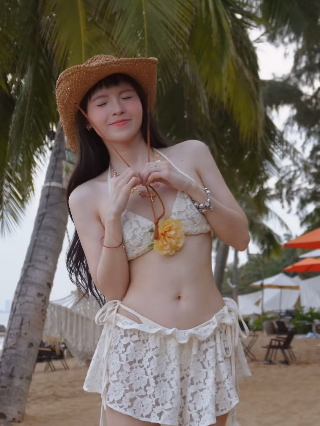 Mới đây, cô nàng vừa đăng tải loạt ảnh check-in ở bãi biển như một lời chào tạm biệt mùa hè rực rỡ năm nay. Loạt ảnh nhanh chóng thu hút sự chú ý của cộng đồng mạng nhờ vẻ đẹp vừa dịu dàng, vừa quyến rũ của cô. (Ảnh: IGNV)