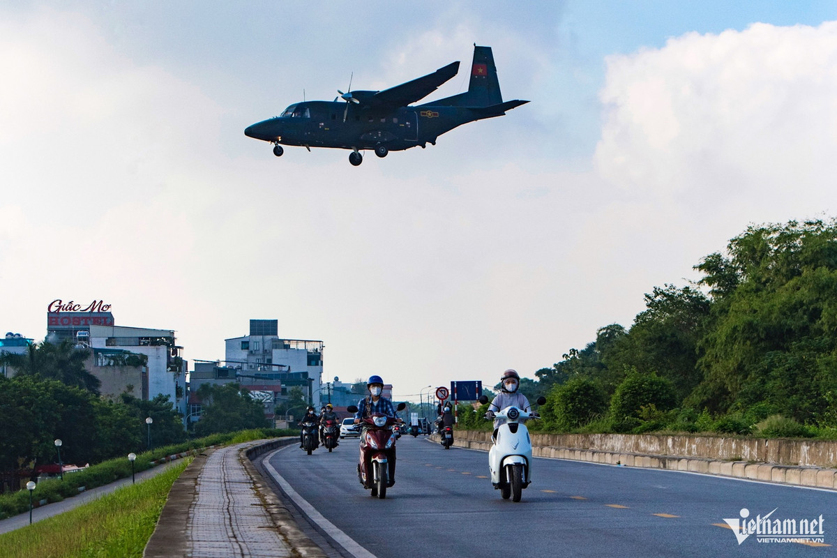Tiếng động cơ rền vang của máy bay gây ấn tượng mạnh mẽ. Tại đường Bát Khối cạnh khu vực sân bay, có thể nhìn thấy hình ảnh rất cận của các máy bay này.