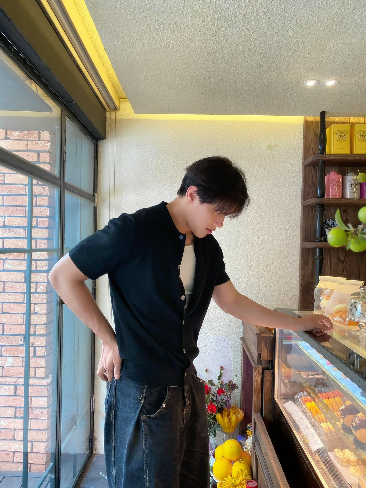 Anh còn khiến người hâm mộ "đứng ngồi không yên" với thân hình săn chắc, khỏe khoắn cùng cơ bụng 6 múi cuồn cuộn nhờ sở thích tập gym. (Ảnh: FBNV)