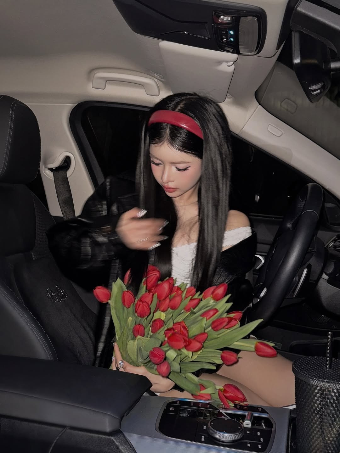 Ciin không ngại thử nghiệm nhiều hình tượng, từ những bộ cánh streetwear cool ngầu, gợi cảm với áo croptop, quần cạp trễ, quần "bằng gang tay" khoe trọn vóc dáng, đến hình ảnh ngọt ngào, nữ tính hay thậm chí là cosplay nhân vật độc đáo. (Ảnh: @l.ciin)