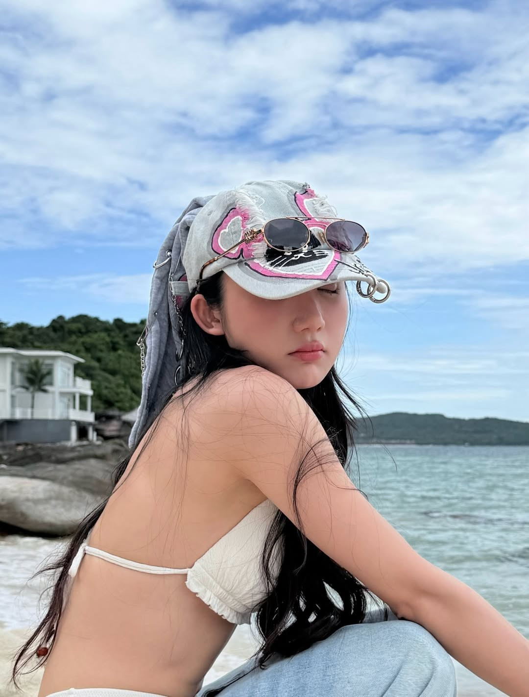 Trong một số khung hình, cô nàng còn mix bikini cùng quần jeans ống rộng cho thấy sự tự tin và tư duy thẩm mỹ hiện đại, không ngại thử nghiệm những phong cách mới. (Ảnh: IGNV)