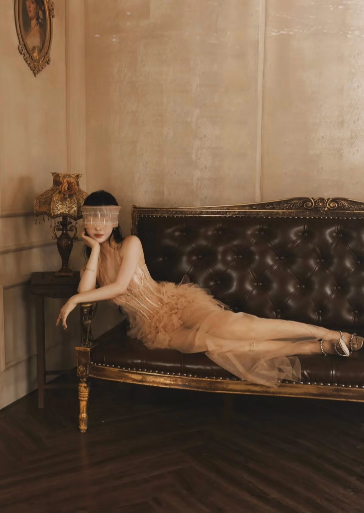 Dù đã là mẹ của hai con, Mina Phạm vẫn luôn tự tin theo đuổi phong cách thời trang gợi cảm, khoe trọn đường cong cơ thể. Một trong những item được cô yêu thích và chăm diện nhất chính là những bộ cánh xuyên thấu tinh tế. (Ảnh: FBNV)