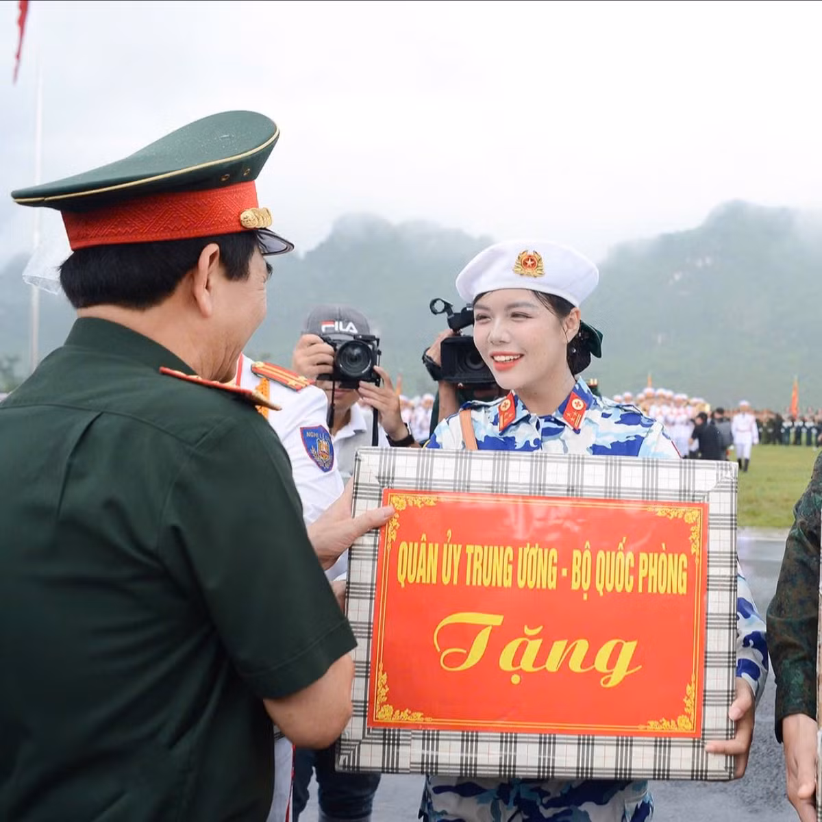 Đặc biệt, cặp đôi gặp nhau lần đầu tiên khi làm chung nhiệm vụ A50, tức là Lễ diễu binh, diễu hành kỷ niệm 50 năm ngày Giải phóng miền Nam, thống nhất đất nước. (Ảnh: FB Ngô Lâm Phương)