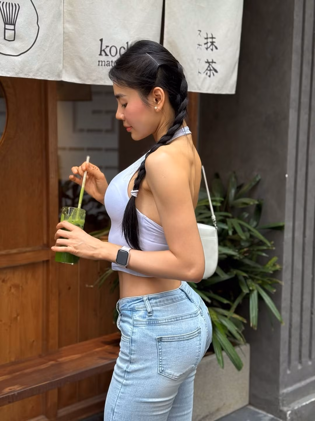 Chiếc quần jean cạp cao được cô kết hợp khéo léo với các kiểu áo crop top khác nhau. (Ảnh: IGNV)