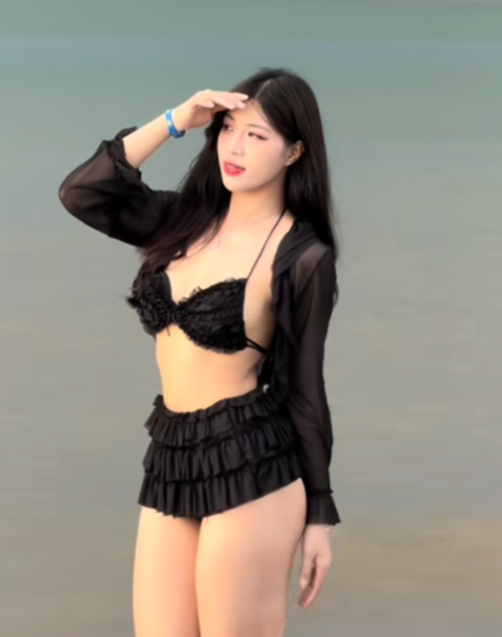 Gần nhất, hot girl giới đô vật đã chia sẻ khoảnh khắc diện bikini, thả dáng nóng bỏng trên biển trong chuyến du lịch hè. Anh Thơ diện thiết kế bikini đen kết hợp với chân váy nhiều tầng siêu ngắn, khoe trọn đôi chân dài miên man.