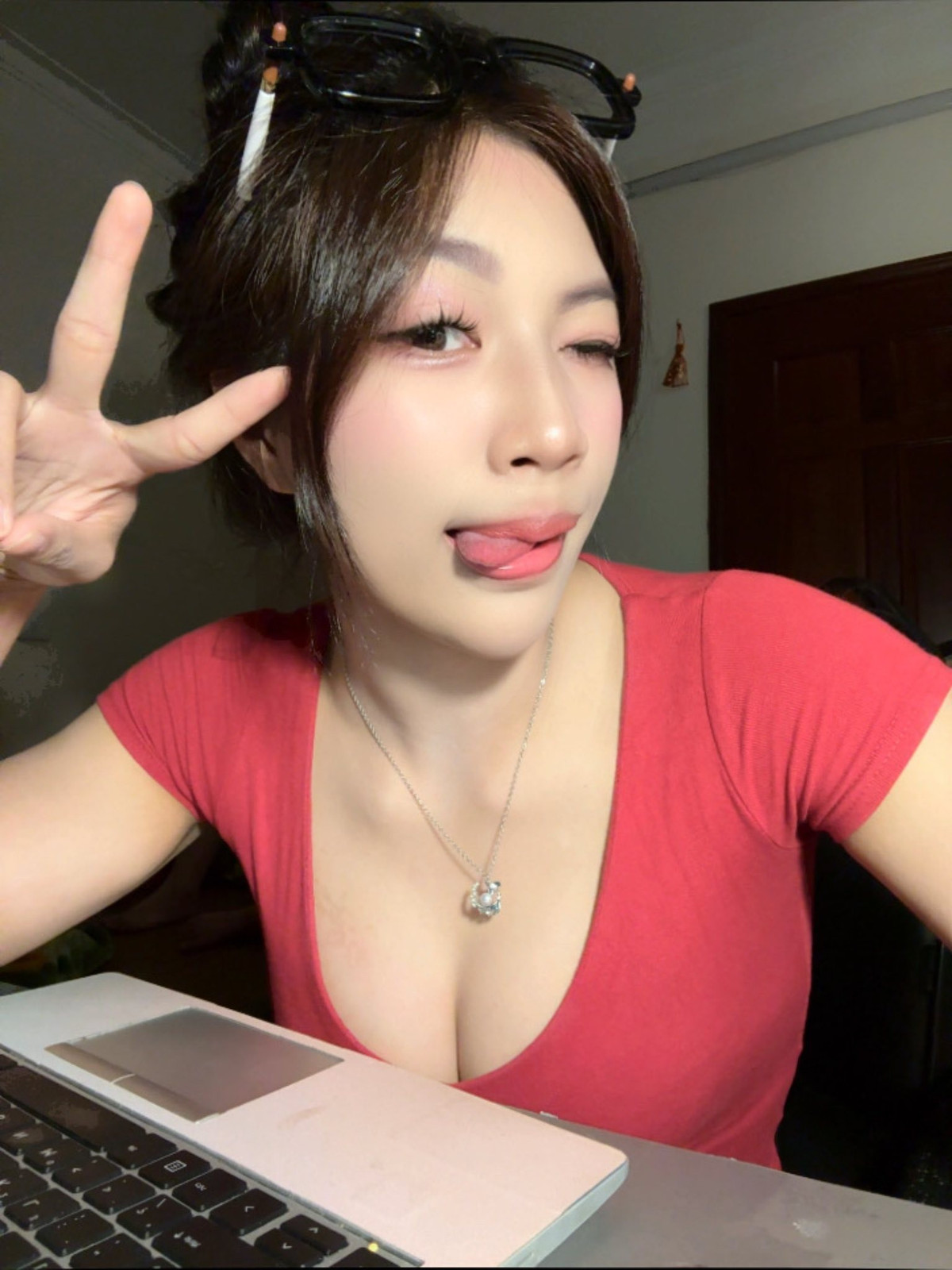 Nhan sắc ngày càng thăng hạng, các bài đăng video lẫn hình ảnh của Anh Thơ trên trang cá nhân thu hút hàng nghìn lượt tương tác.