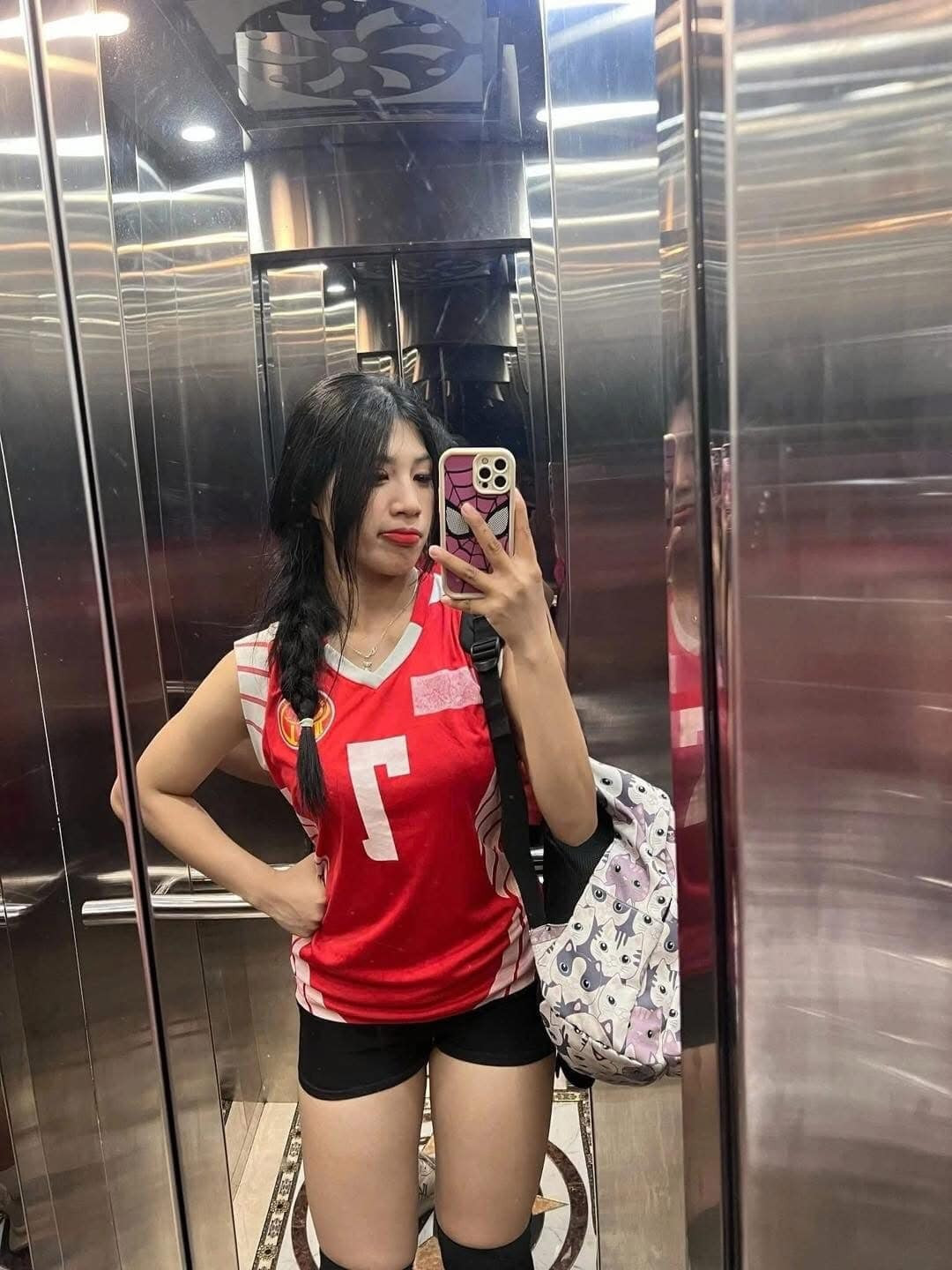 Tuy nhiên, trong chuyến đi biển mùa hè vừa qua, cô nàng đã khiến người hâm mộ phải "mắt tròn mắt dẹt" khi chia sẻ những bức ảnh diện bikini nóng bỏng.