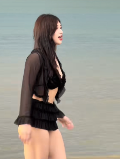 Không chỉ gây ấn tượng về vóc dáng, nhan sắc của Anh Thơ cũng được nhận xét là ngày càng thăng hạng. Gương mặt thanh tú, thần thái tự tin cùng nụ cười rạng rỡ đã giúp cô nàng "ghi điểm" tuyệt đối trong mắt công chúng.