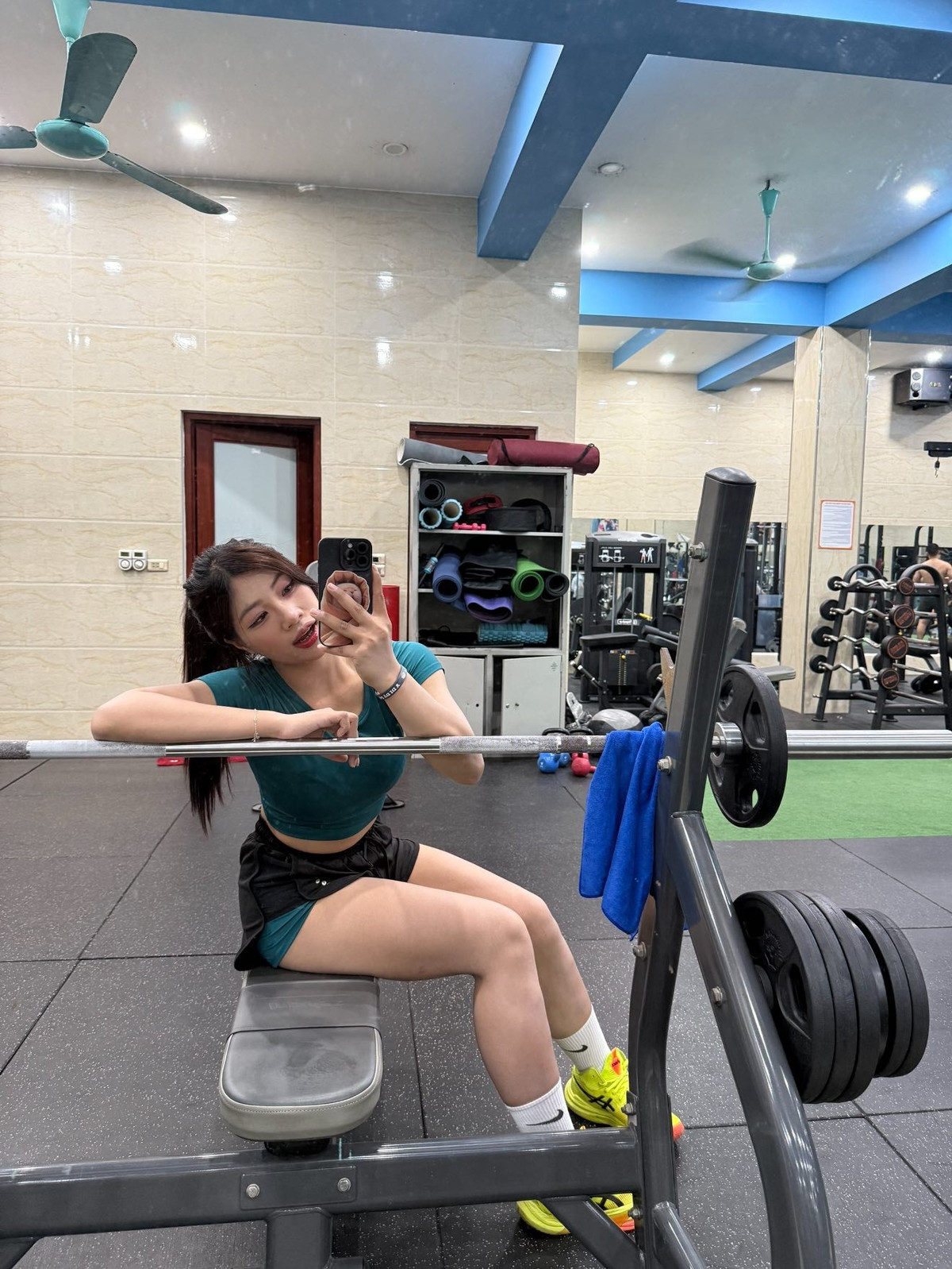 Cô nàng cũng rất năng động trên các nền tảng mạng xã hội. Trái ngược với hình ảnh mạnh mẽ trên sàn đấu, Anh Thơ khiến người hâm mộ ngạc nhiên khi thể hiện những tài năng khác như nhảy múa, tham gia vào các xu hướng vui nhộn trên mạng xã hội.