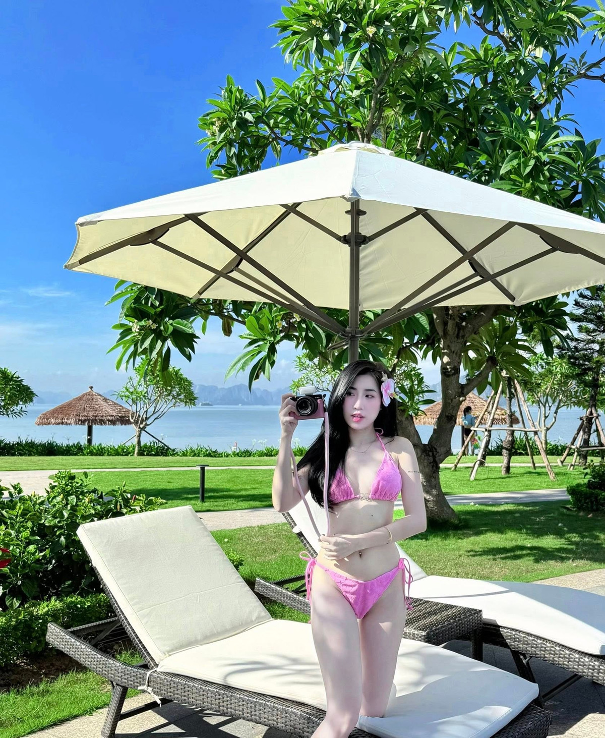 Nguyễn Nụ sở hữu thân hình cực chuẩn với vòng 1 và vòng 3 nảy nở cùng vòng eo con kiến.