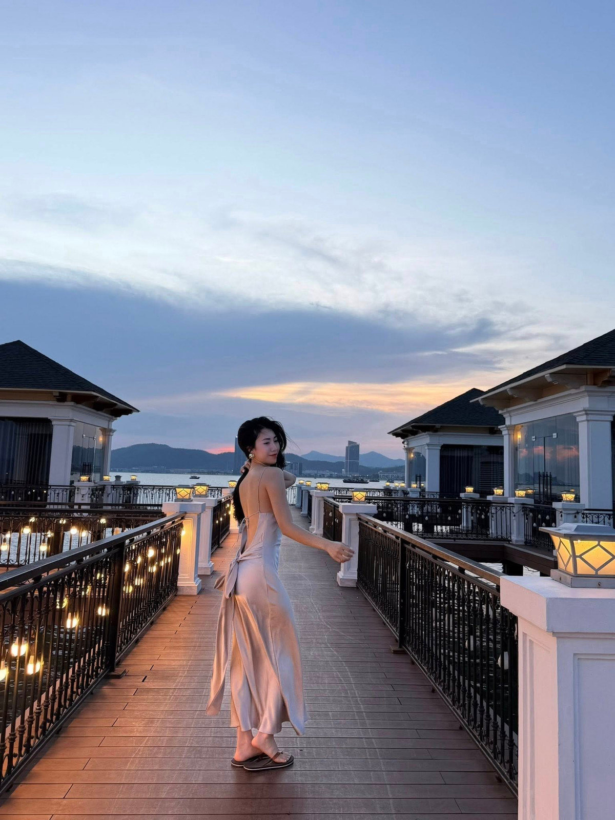 Nguyễn Nụ sinh năm 1997, kém anh trai Văn Toàn 1 tuổi. Cô nàng là một trong loạt em gái hot nhất làng bóng đá Việt.