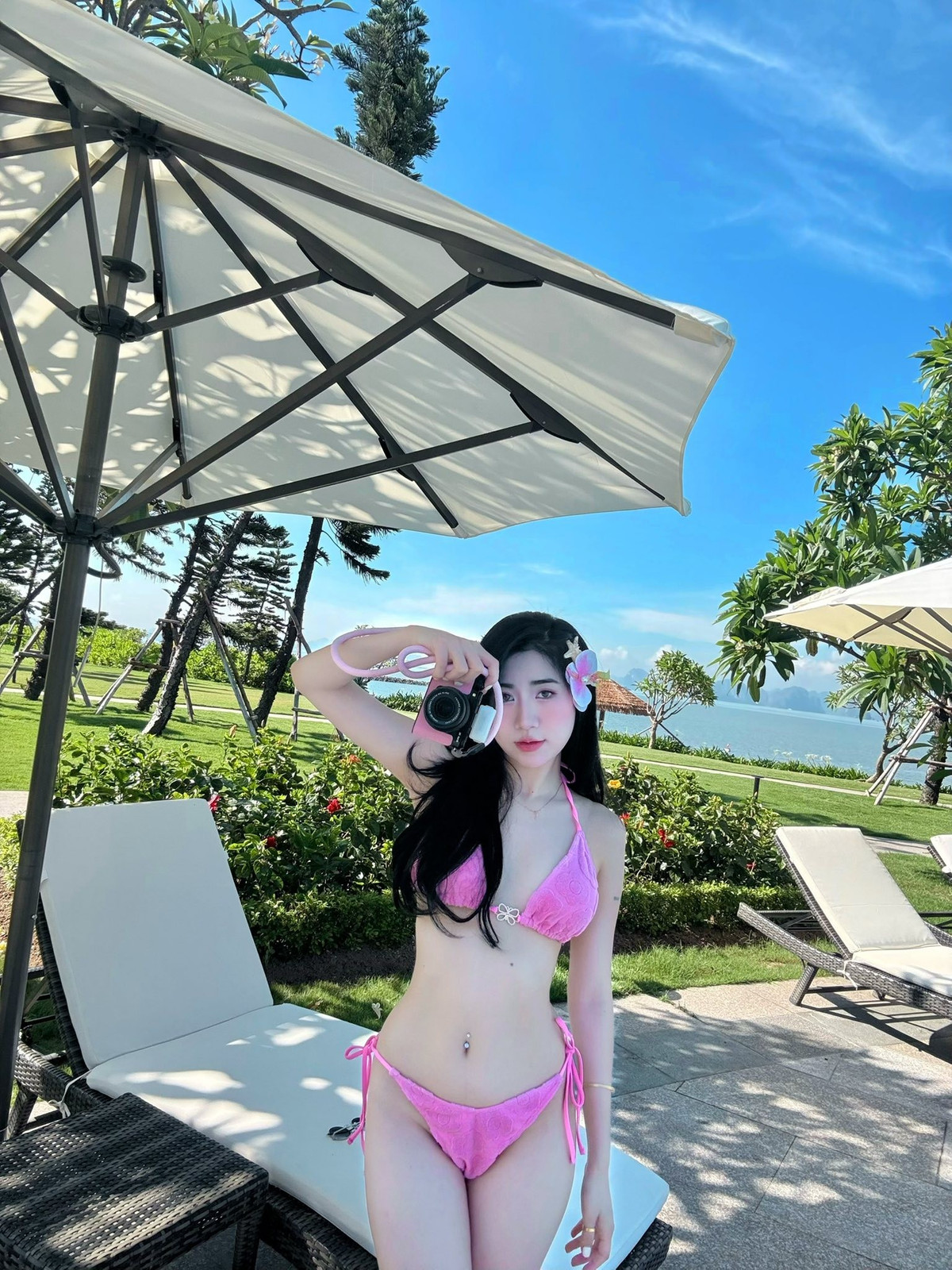 Loạt ảnh thả dáng của Nguyễn Nụ khiến người đối diện không thể rời mắt với thiết kế bikini màu hồng khoe làn da trắng bóc và đường cong nóng bỏng với 3 vòng cân đối.