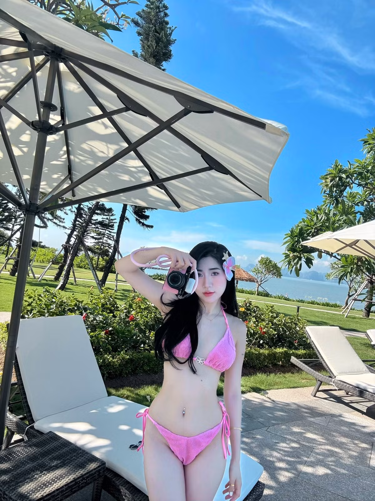 Loạt ảnh thả dáng của Nguyễn Nụ khiến người đối diện không thể rời mắt với thiết kế bikini màu hồng khoe làn da trắng bóc và đường cong nóng bỏng với 3 vòng cân đối.